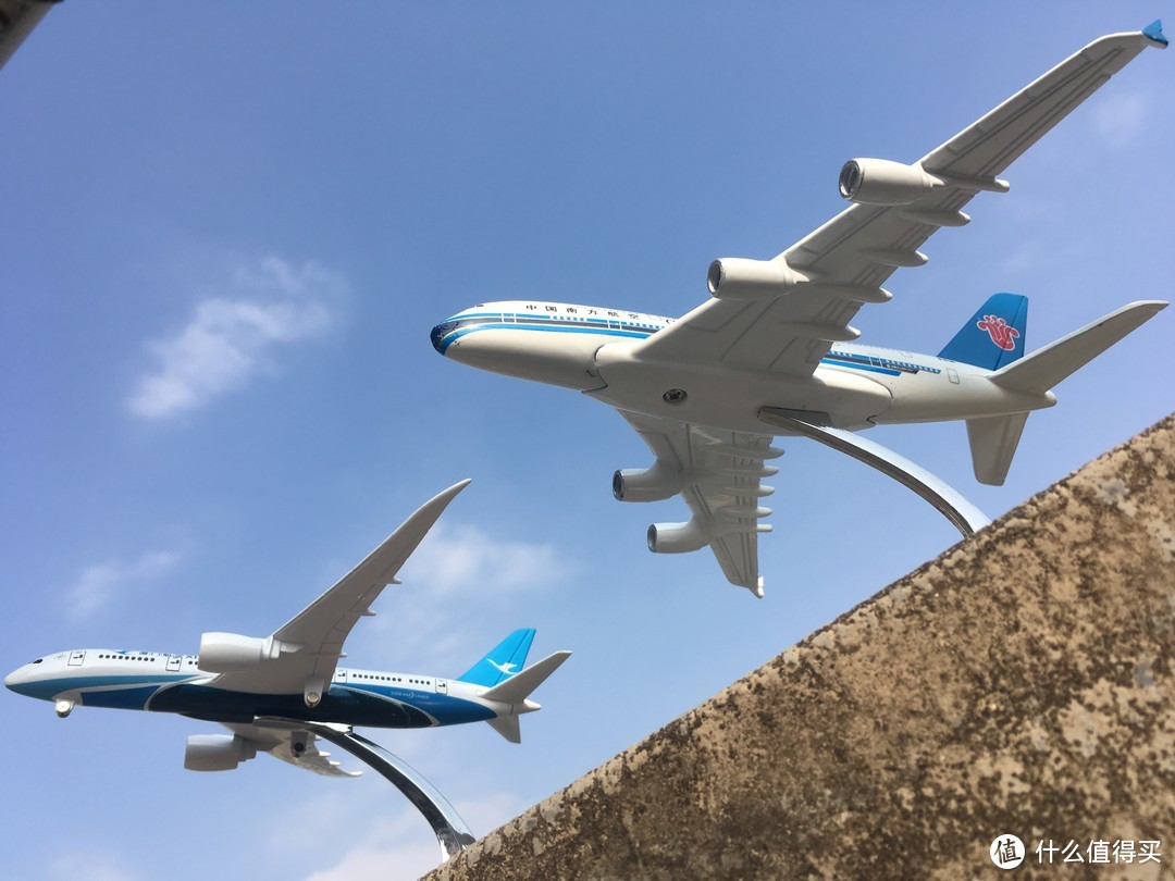 大乌龙得了两份礼品：南航涂装 A380 机模和厦航涂装 B787 机模 开箱晒