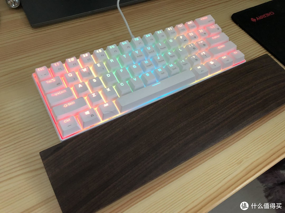 #原创新人#也许是最便宜的Cherry RGB键盘—Ganss 高斯 ALT61 RGB红轴 机械键盘 开箱简评