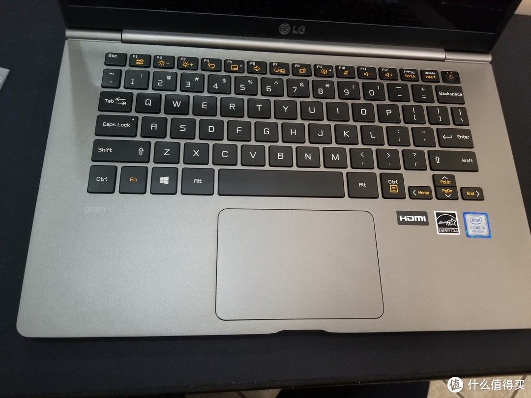 键盘及触控板特写，电源键集成指纹识别
