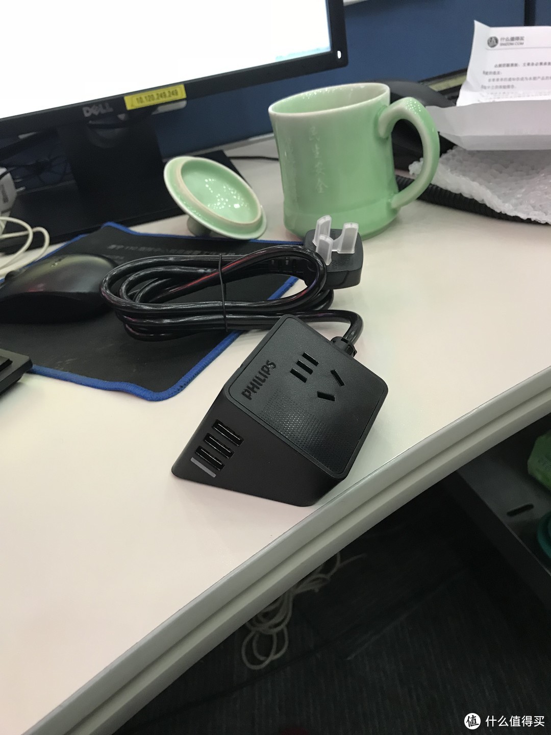 一款精致的插座 飞利浦 便携迷你USB桌面旅行插座