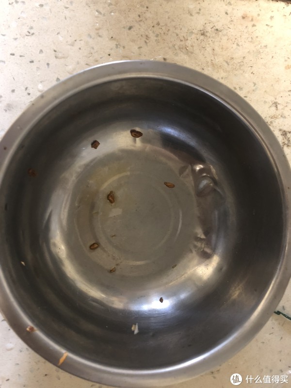 处理过香菇的不锈钢盆