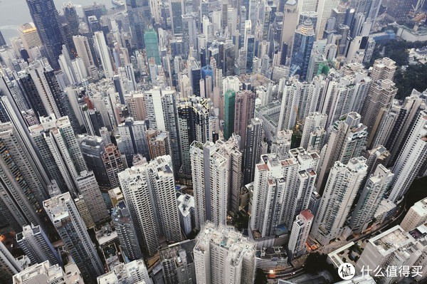 此图拍摄于香港太平山顶，高度80米。符合香港无人机飞行规则。