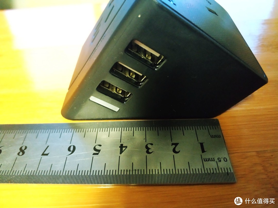 小巧实用之选——飞利浦便携迷你USB桌面旅行插座测评