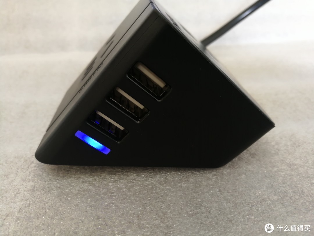 小巧便携，桌面充电小帮手  飞利浦 便携迷你USB桌面旅行插座