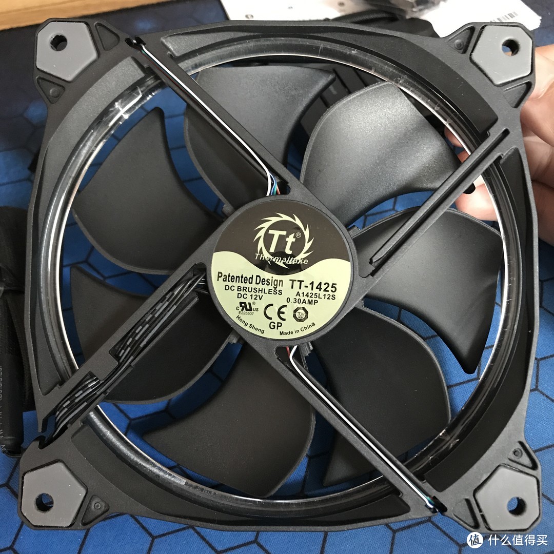 Thermaltake 曜越 Riing 14 LED RGB 256 Colors Fan 风扇 轻晒单