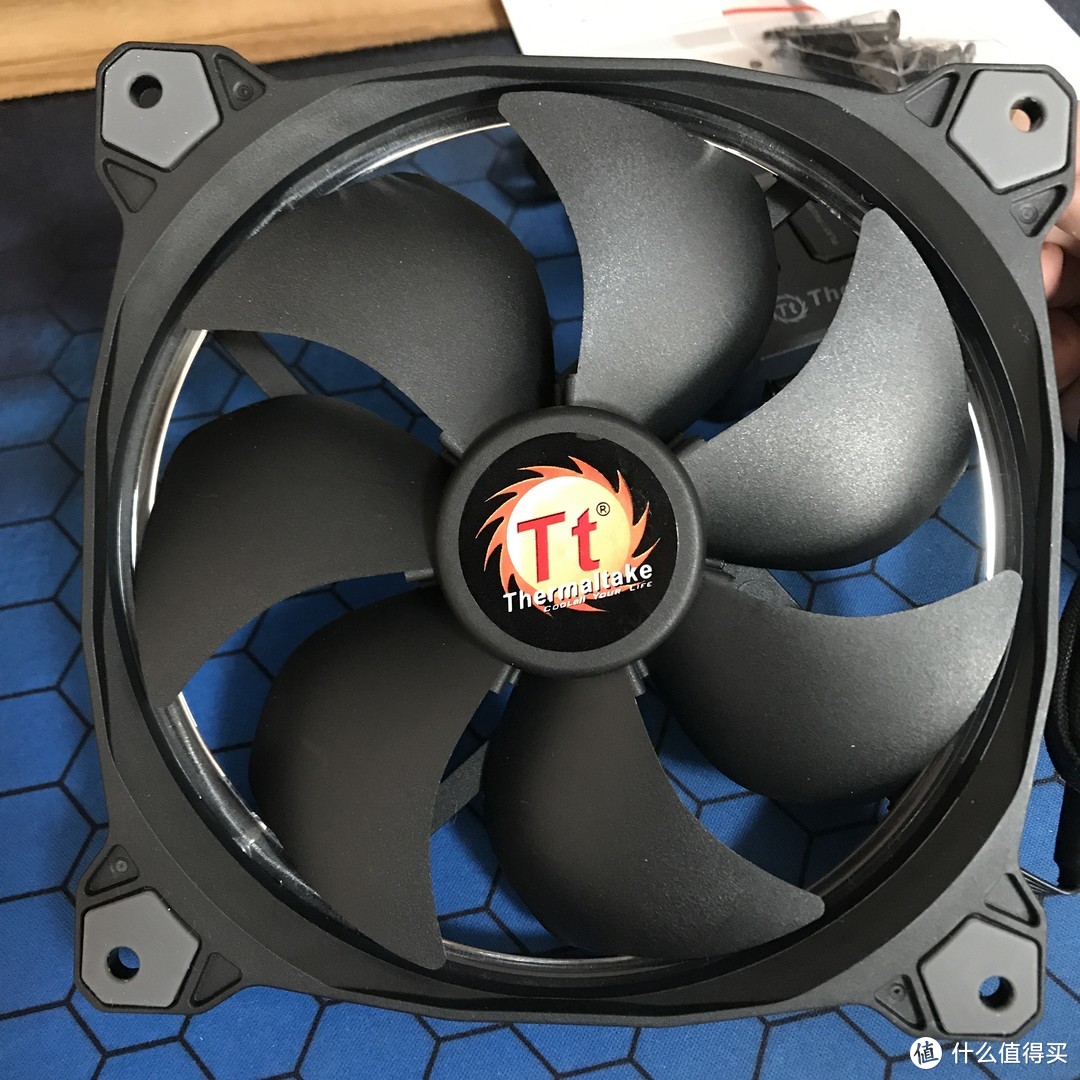 Thermaltake 曜越 Riing 14 LED RGB 256 Colors Fan 风扇 轻晒单