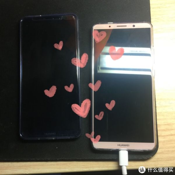 ▲男票在我买了之后一个星期也买了10pro宝石蓝，蓝色是比粉色好看的。