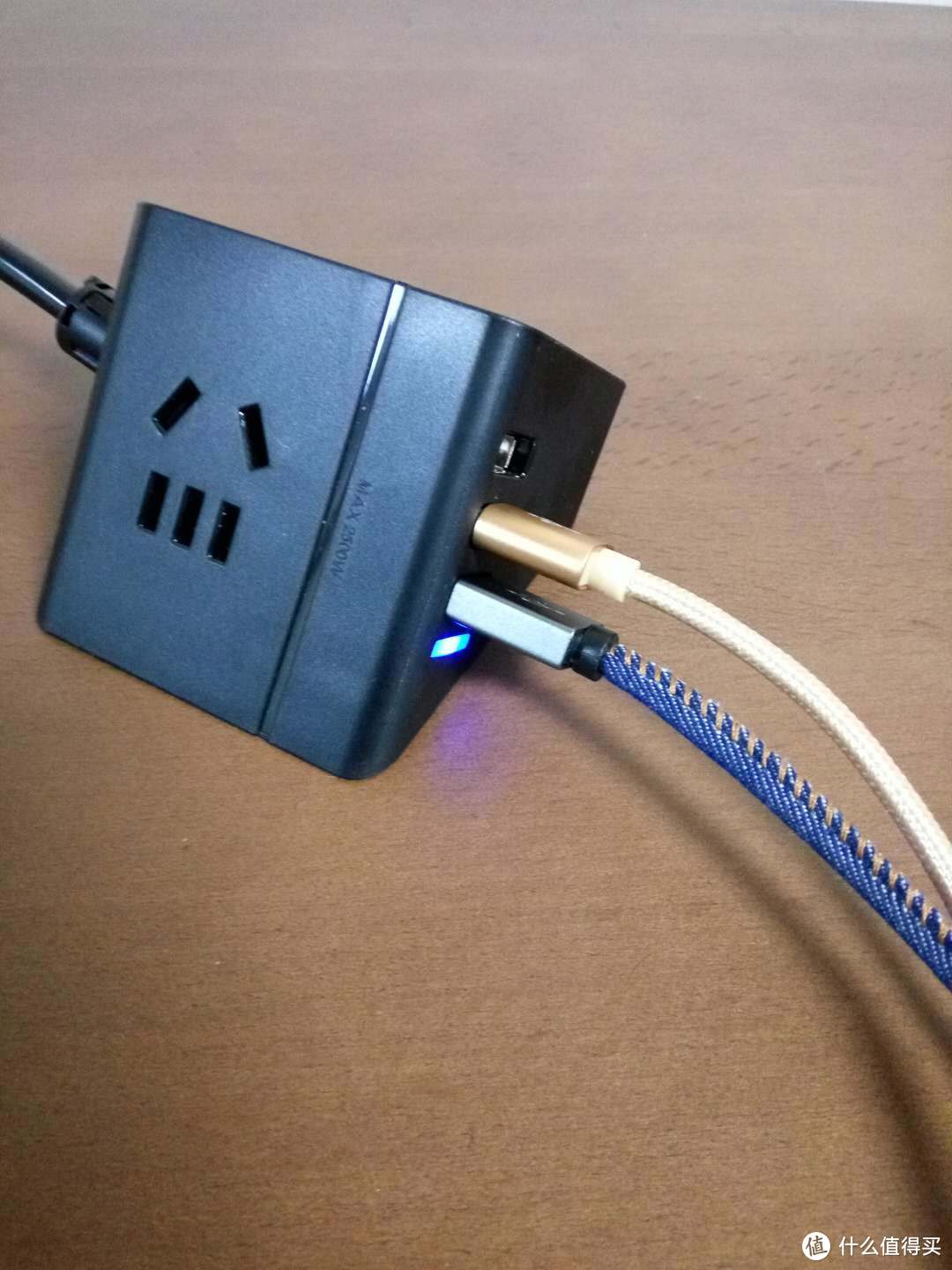 小巧玲珑的拖线排插  飞利浦 便携迷你USB桌面旅行插座