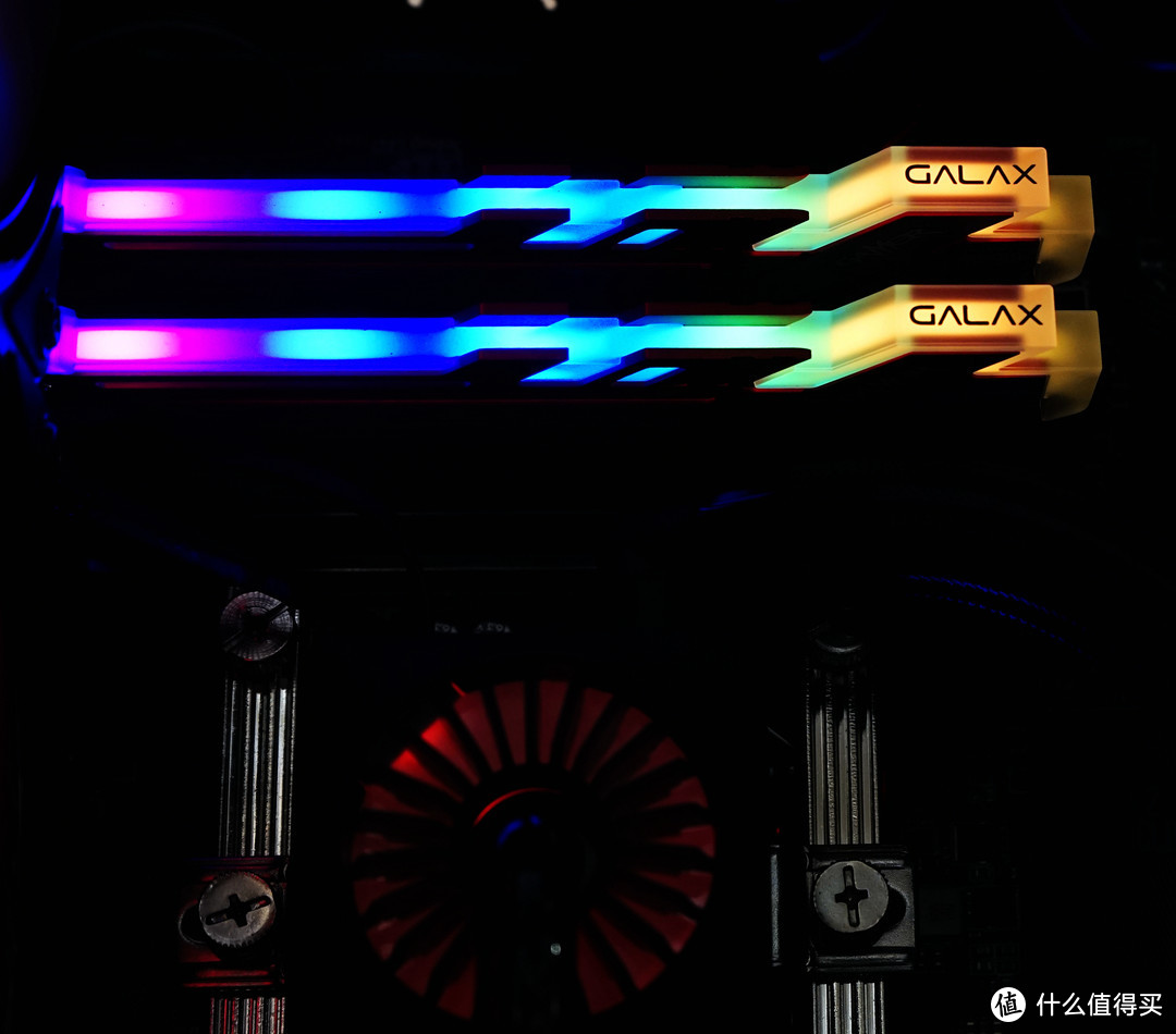 可以刷脸吃饭的欧若拉——影驰GAMER III极光RGB DDR4 3000内存入手开箱及详测