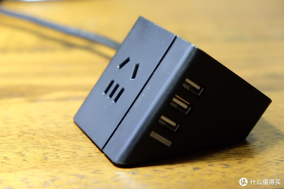 你可能真的用得到它——飞利浦 便携迷你USB桌面旅行插座