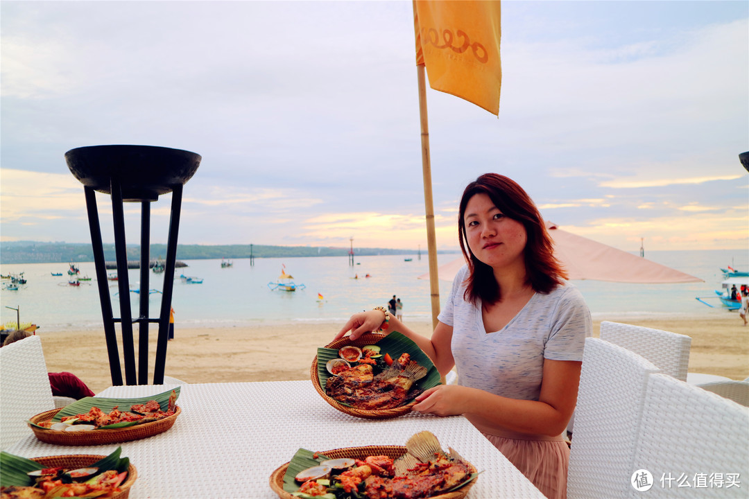 金巴兰海滩落日海鲜餐和一根筋的印尼人