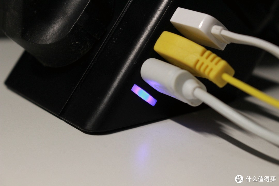 三个USB分别是两个手机充电线和一个蓝牙键盘的充电线