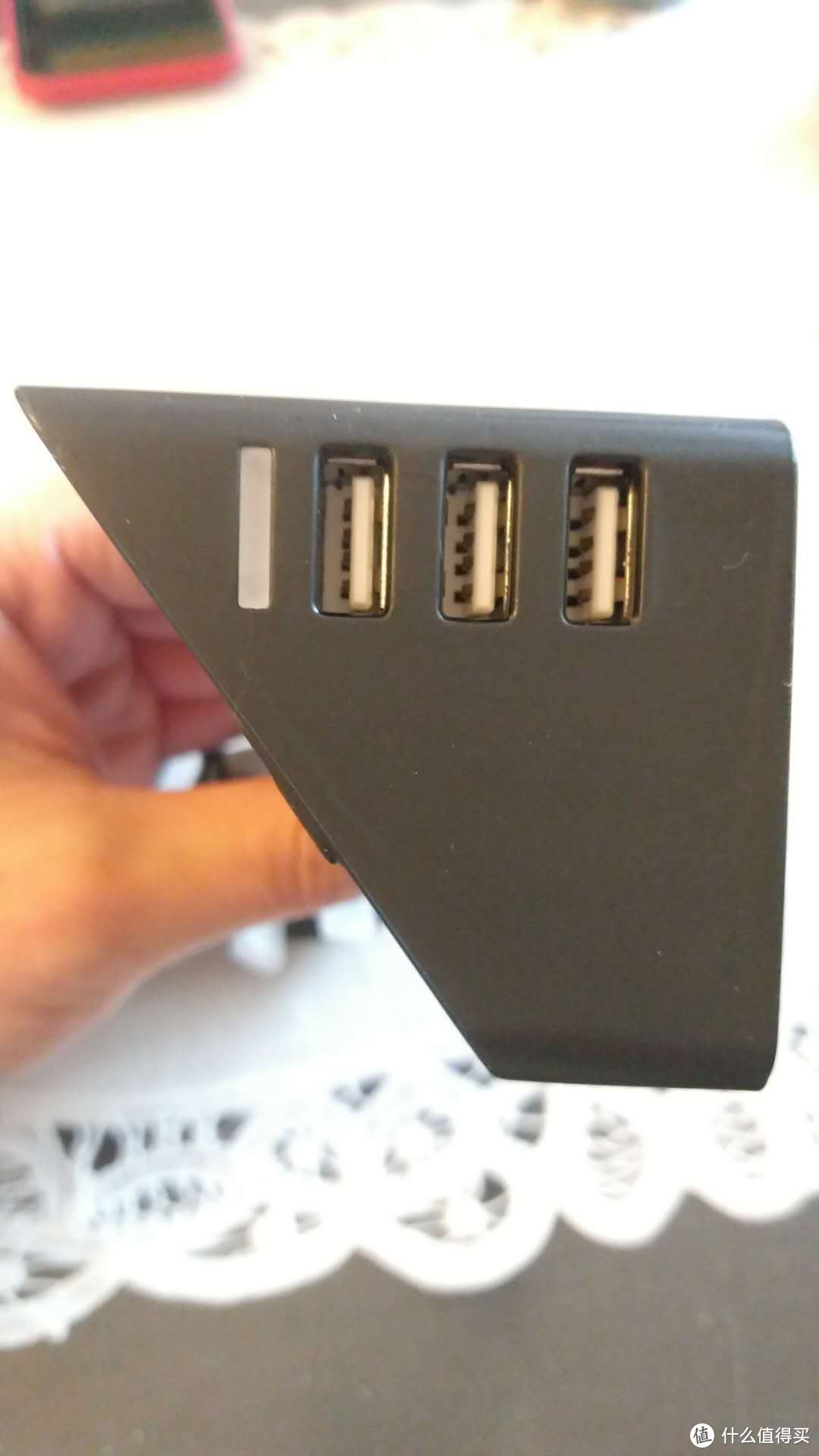 3个USB接口，左侧（也就是插座的底部）是通电指示灯，通电后亮蓝
