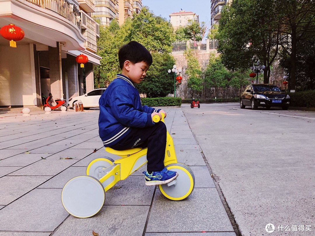 既是滑步车，又是三轮童车：柒小佰变形儿童车骑行体验