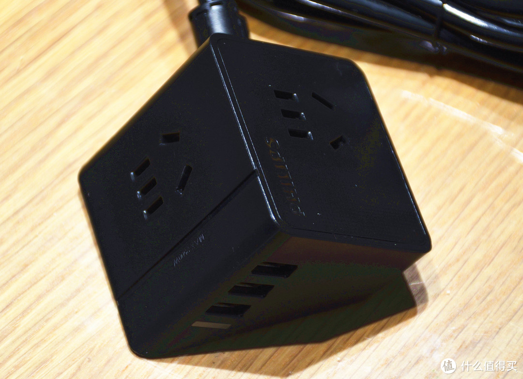 颜值出众，小巧桌面插座之选：飞利浦便携迷你USB桌面旅行插座