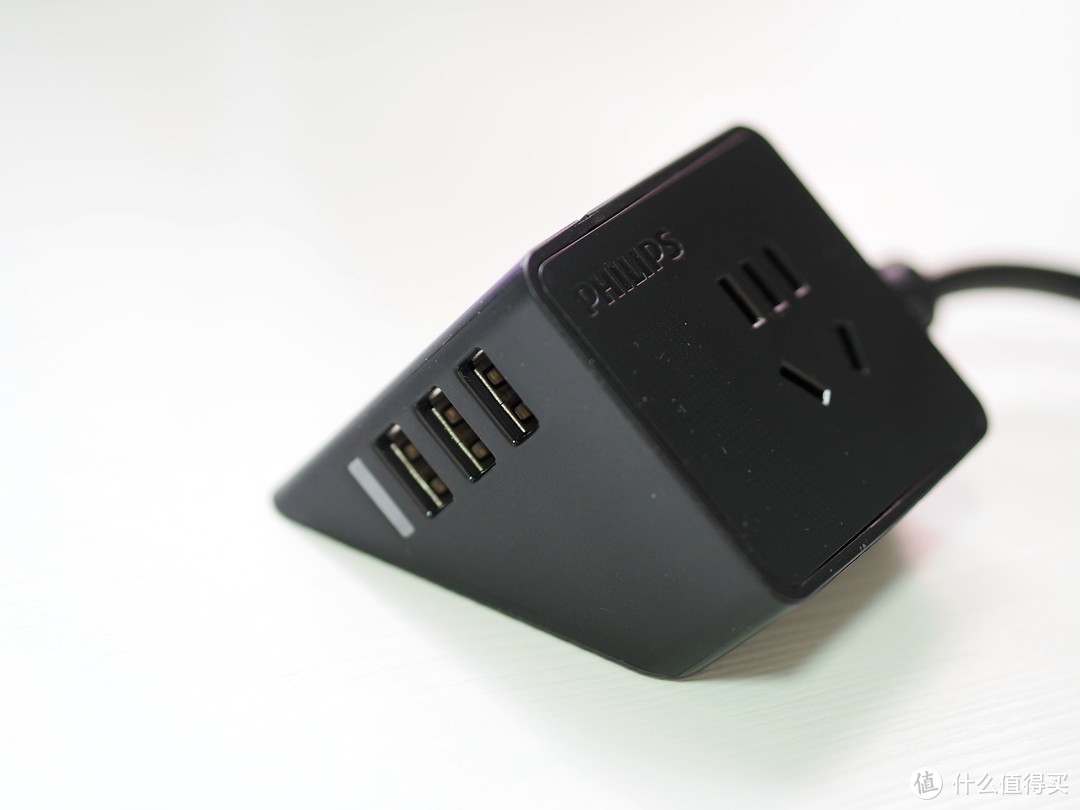 能把你的桌面整理的更好看一点 —— 飞利浦便携迷你USB桌面旅行插座使用小记。