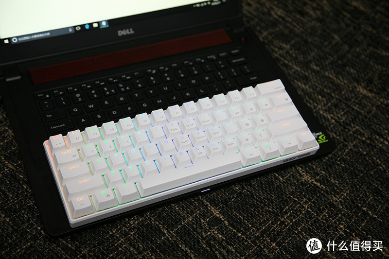 拯救狭小的办公桌：GANSS 高斯 ALT 61RGB双模版 机械键盘 开箱简评