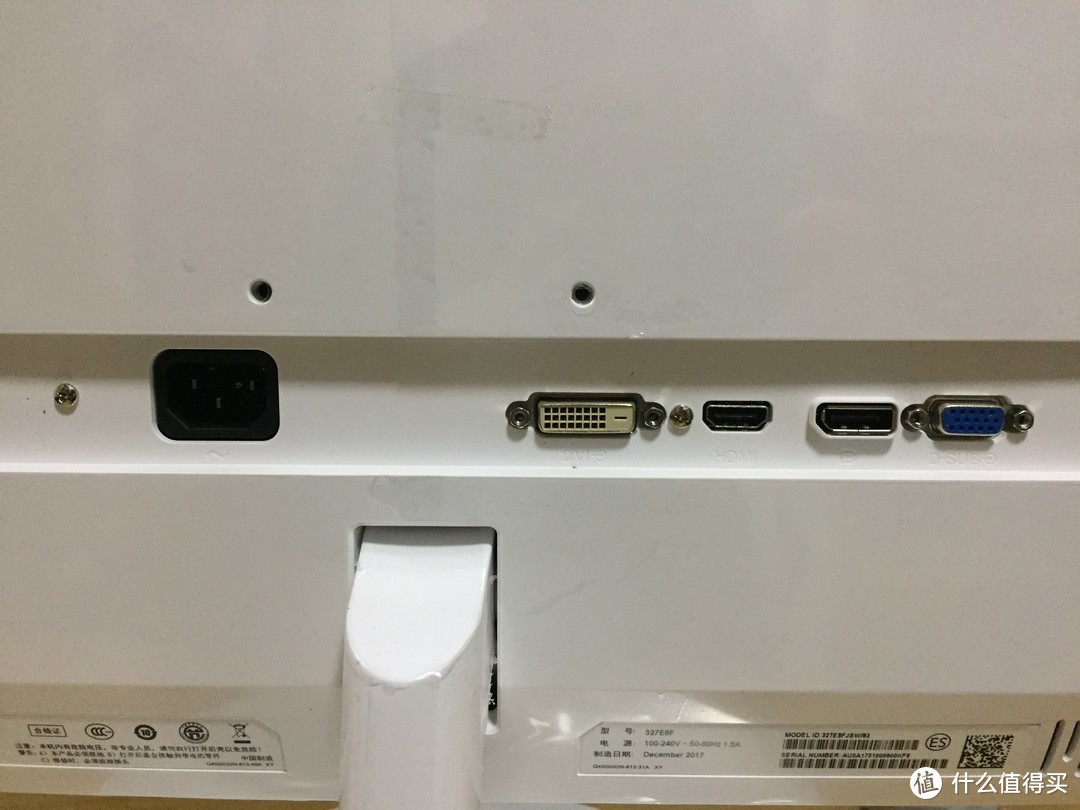 接口特写，从左到右依次为电源、DVI-D、HDMI、DP和D-Sub接口