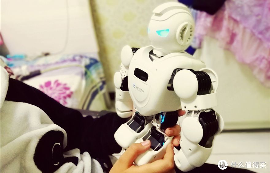 寓教于乐 Alpha Ebot智能教育人形机器人