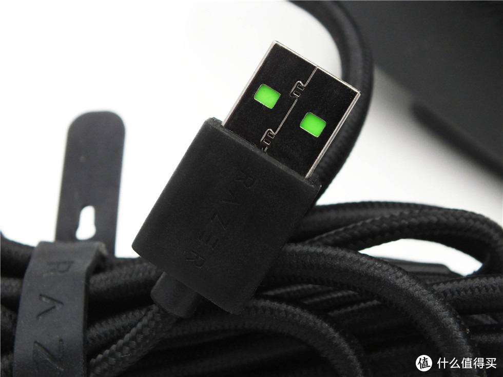 雷蛇的物理7.1声道幻彩耳机—RAZER 雷蛇 迪亚海魔 7.1V2 头戴式电竞游戏耳麦