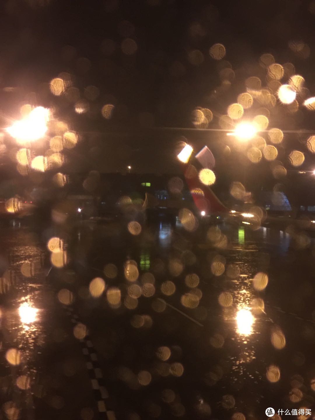 雷雨中的虹桥机场，虽然有波折，但是能平安归来就很好，不是吗
