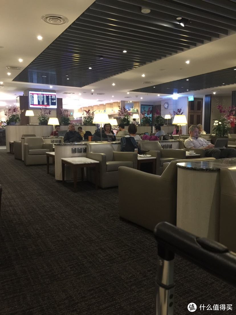 这个是樟宜机场的休息室，一大早到的新加坡，热食一般，找了个座位好好睡了一觉，起来吃了点面包牛奶。