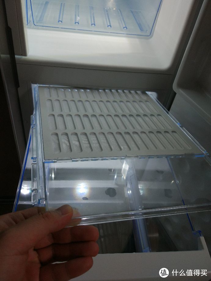 两边边零度保鲜柜有金属导轨，可以完全拉出，右侧柜带有“透气保湿膜”