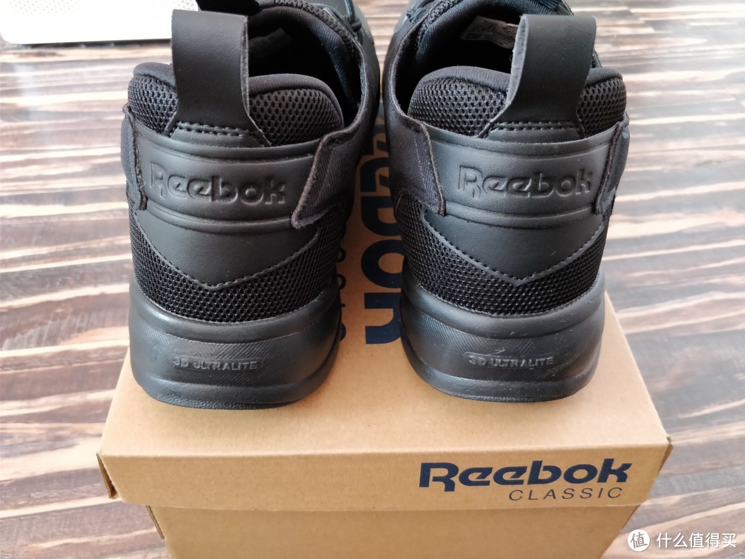 鞋后跟有品牌REEBOK字母