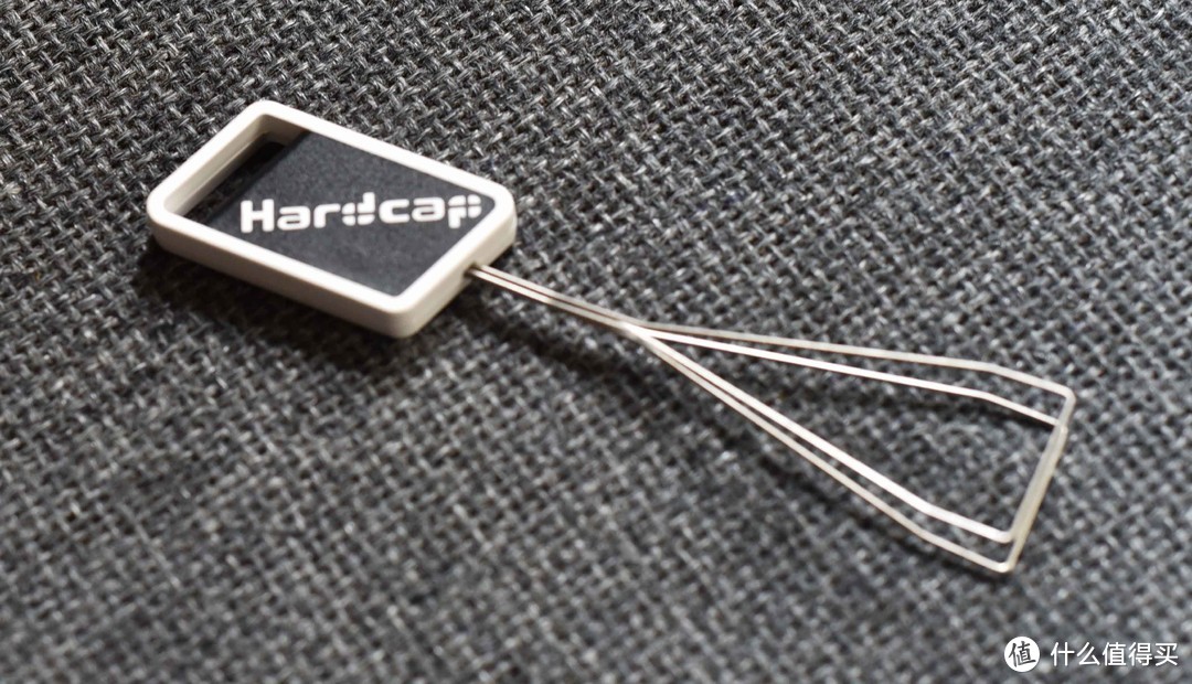 印有Hardcap LOGO的拔键器，这东西算是机械键盘都应该有的小配件