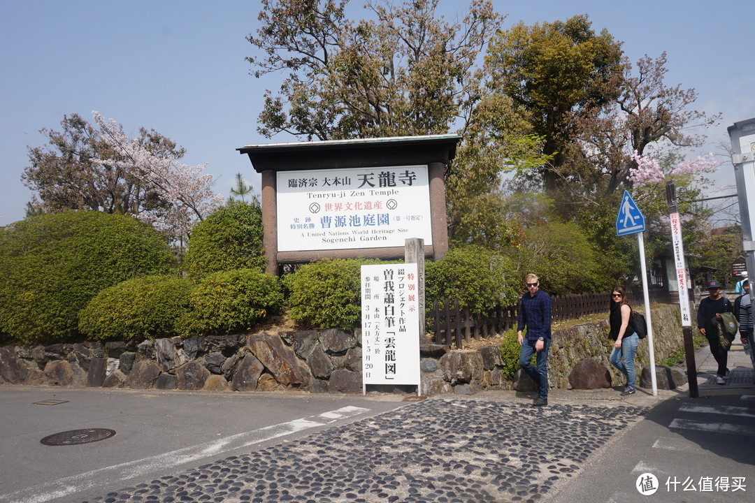 顺着指示牌走