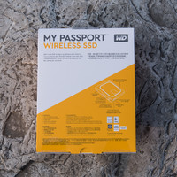 西部数据 PSSD)My Passport Wireless 移动硬盘外观展示(接口|卡槽|开关)