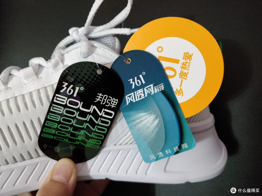 鞋子上的吊牌,包括这次鞋子的两项主要技术.