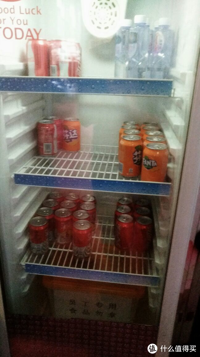 冰箱，有可乐、芬达等