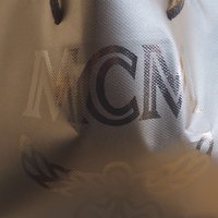 MCM MMK6SVE92CO001 女士迷你双肩背包外观展示(拉链|铆钉|背带)