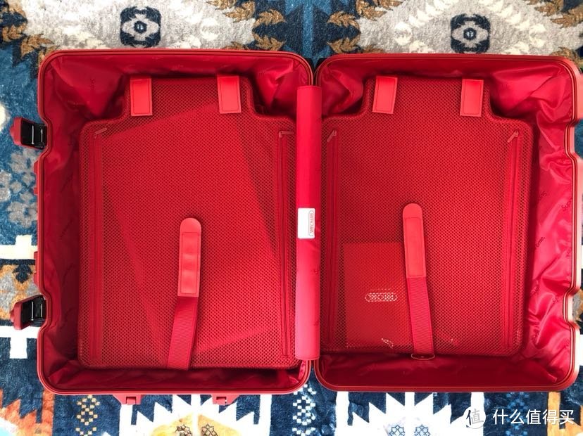 #本站首晒#可能是我见过的最“不值”的旅行箱：Supreme X Rimowa 45L 旅行箱 开箱