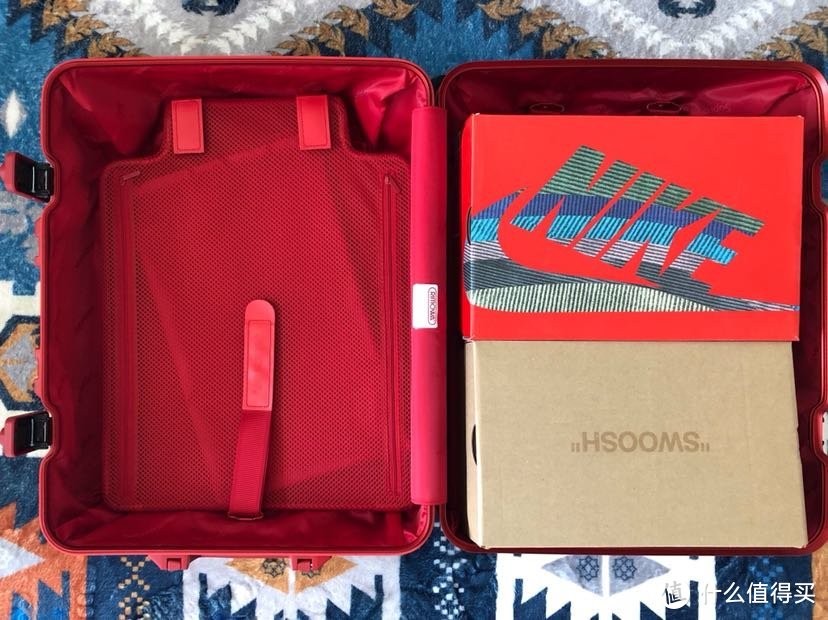 #本站首晒#可能是我见过的最“不值”的旅行箱：Supreme X Rimowa 45L 旅行箱 开箱