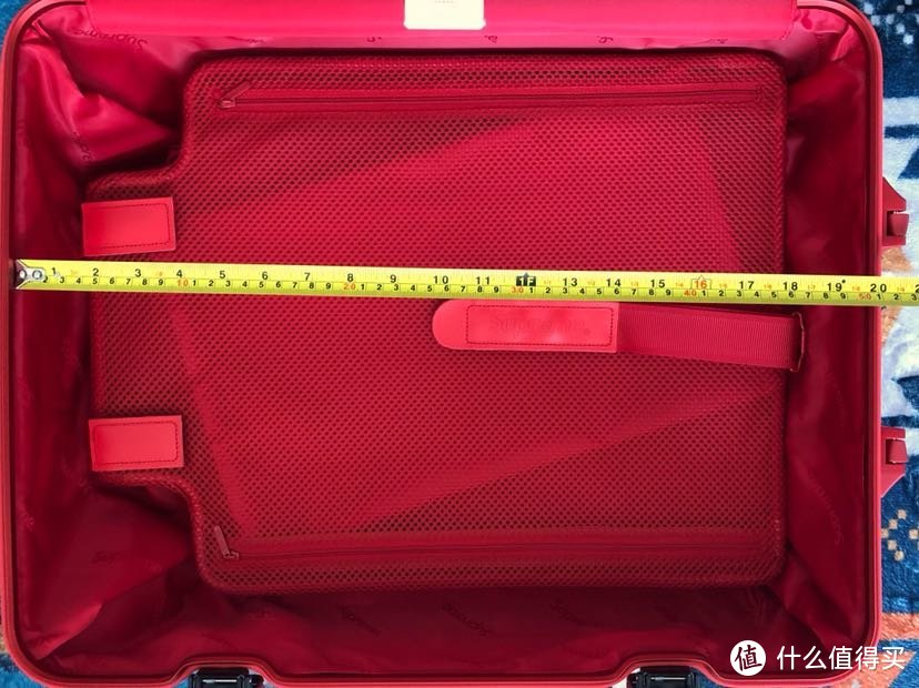 #本站首晒#可能是我见过的最“不值”的旅行箱：Supreme X Rimowa 45L 旅行箱 开箱