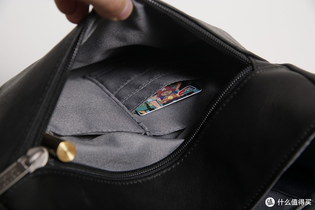 正面小袋子里有卡包和笔扣的设计