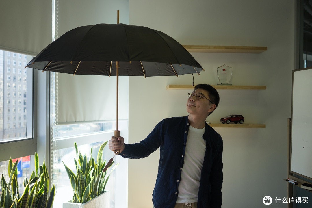 #原创新人#六人合做一把伞，传承匠心是雨伞更是英雄剑 。