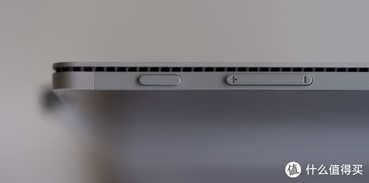 屏幕上方同样是与Surface Pro 4类似的电源键、音量调节键布局