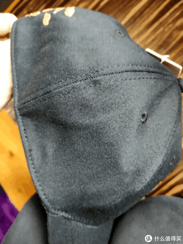 整个帽子的后半部分都是弹力的,均码适合大部分头型。 整个帽子的后半部分都是弹力的,均码适合大部分头型。