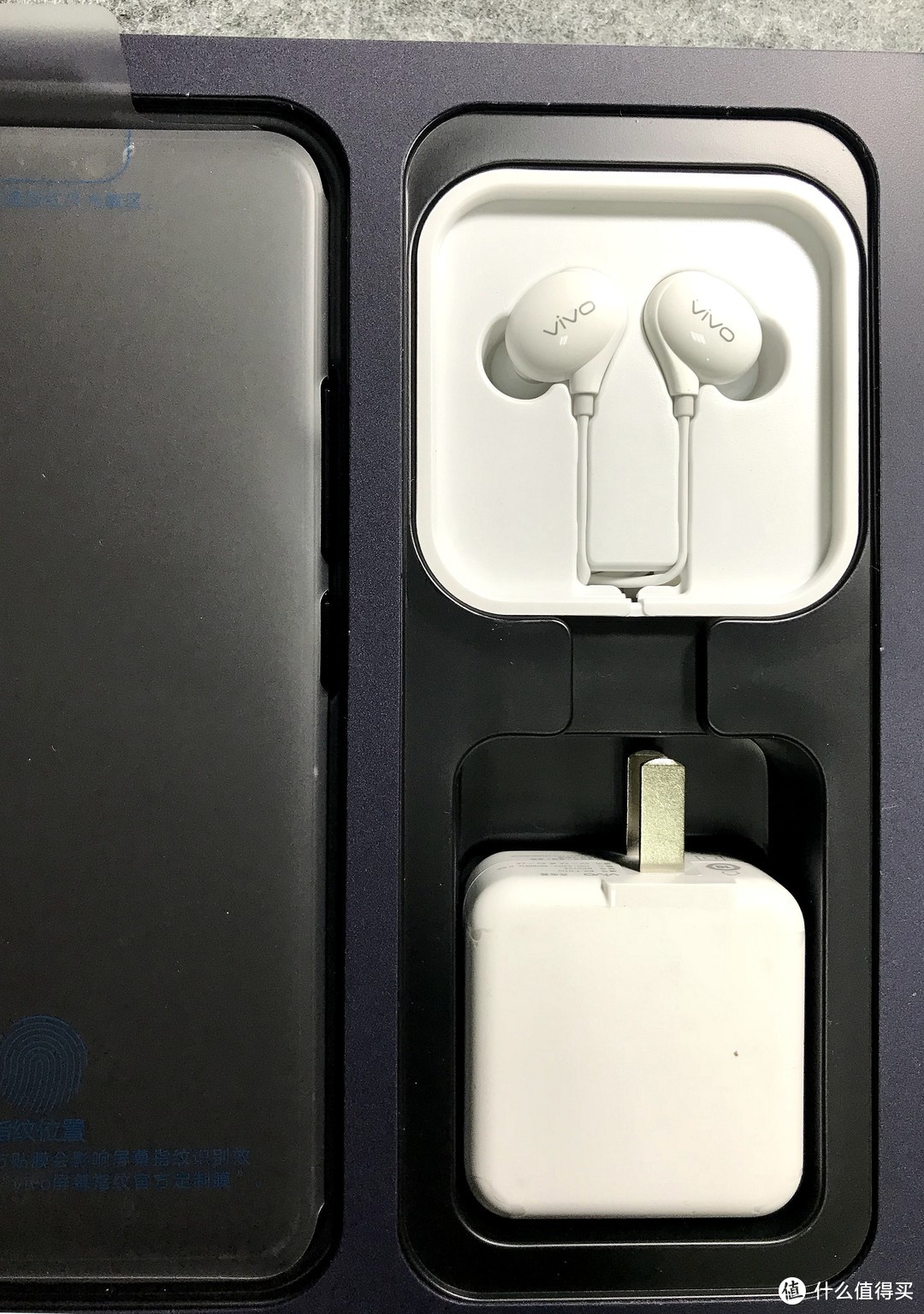 标配的耳机型号为vivo xe710,带线控,可惜白色的耳机与手机的通体黑色