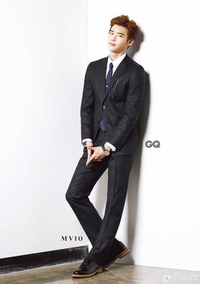 从柜面布置展示来看,还是能从维克多,蓝豹等传统西服品牌里面区分开来