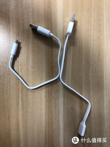 坚果移动电源一周使用和对比小米随身手电筒