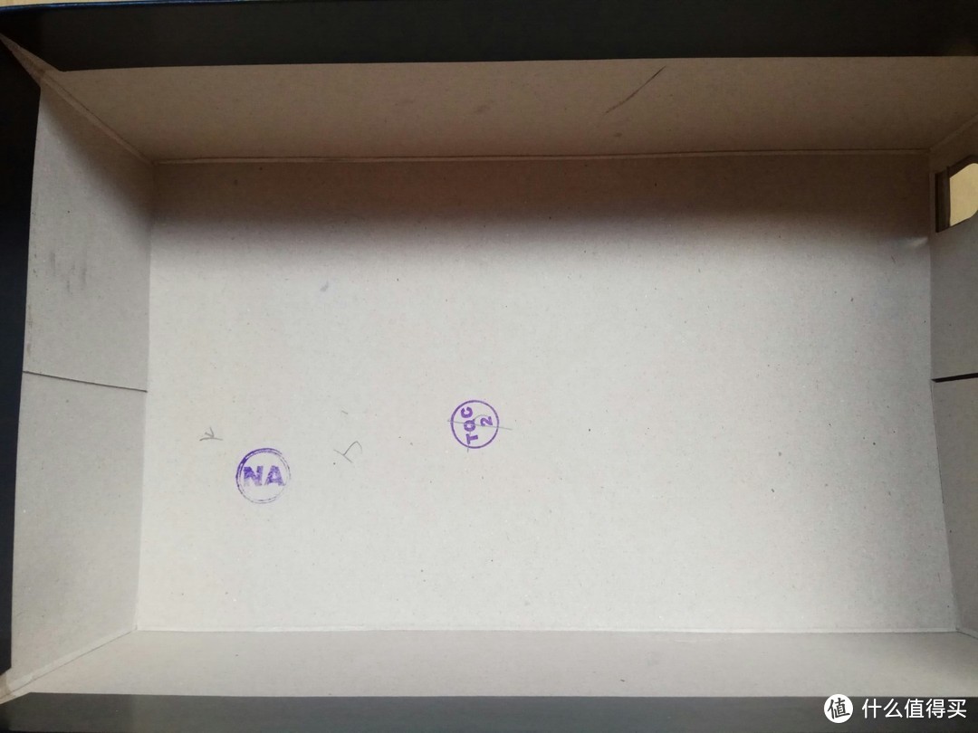 这次盒子底部不是一串数字而是两个QA印章