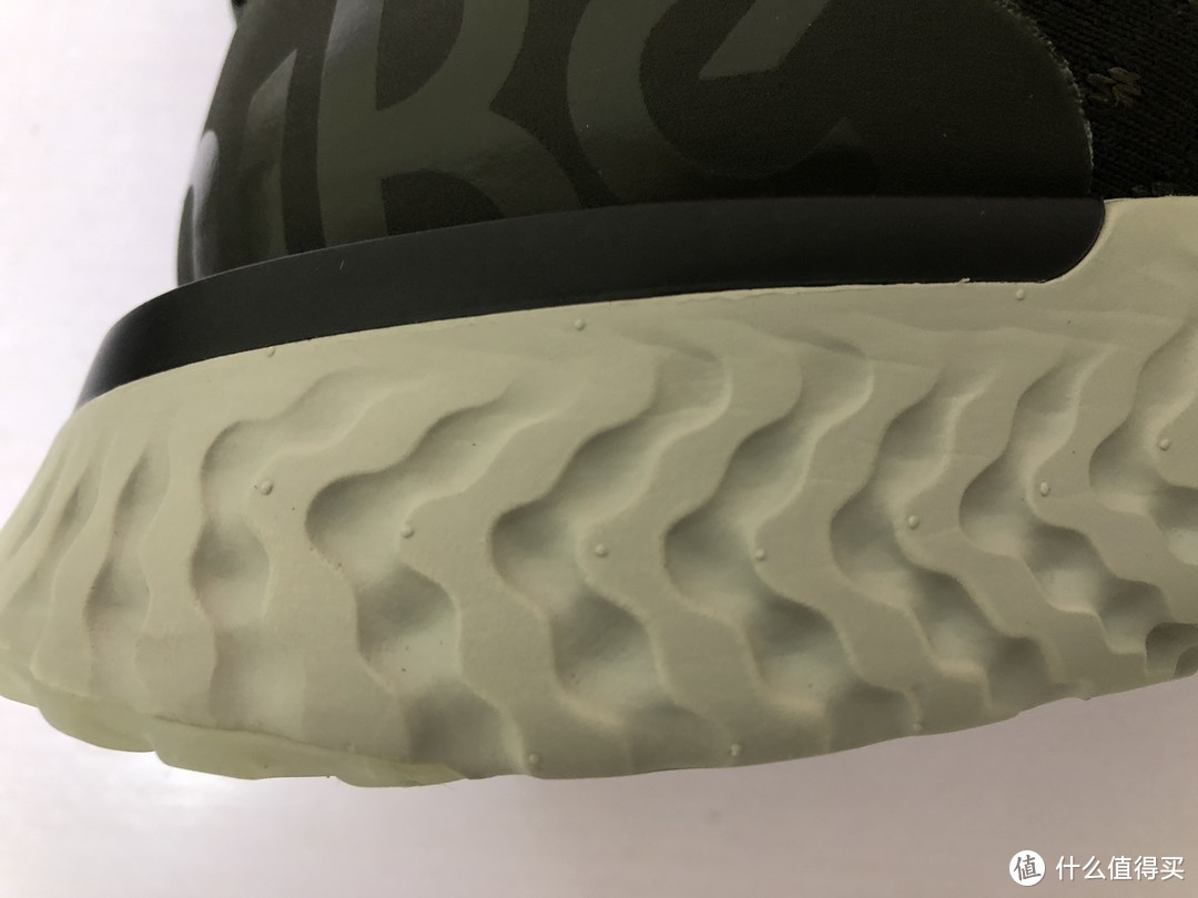 轻、软、弹、耐久四位一体的Nike 耐克 Epic React flyknit 跑鞋，是否是真的名副其实？