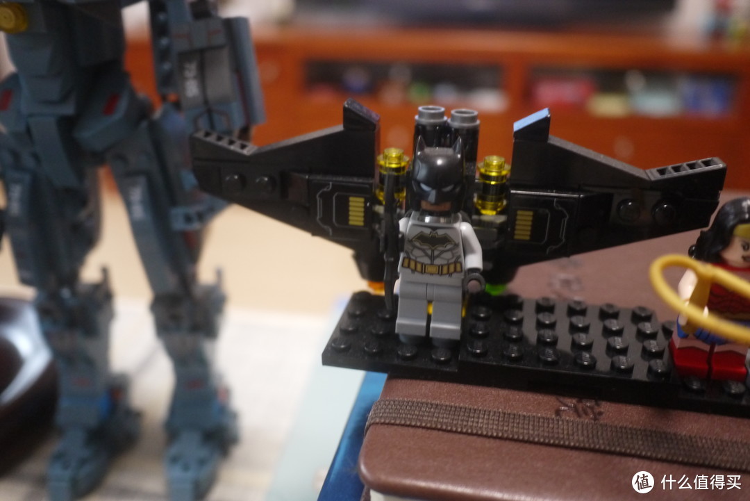 背着飞行器，拿着蝙蝠镖的蝙蝠侠。