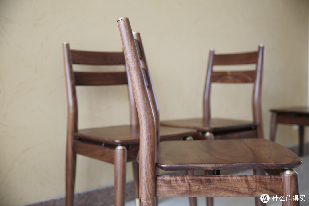 现代设计和传统工艺的结合：铜师傅安格尔黑胡桃原木1.4米餐桌椅套装