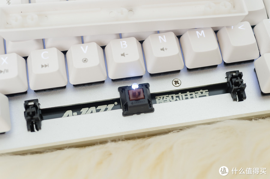 自从有了AJAZZ 黑爵 Zn 锌蓝牙双模机械键盘，手机平板也可以办公了！