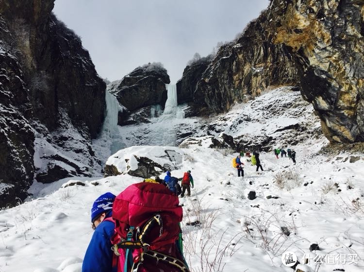 和高校朋友接近双桥沟雪崩口冰瀑的照片